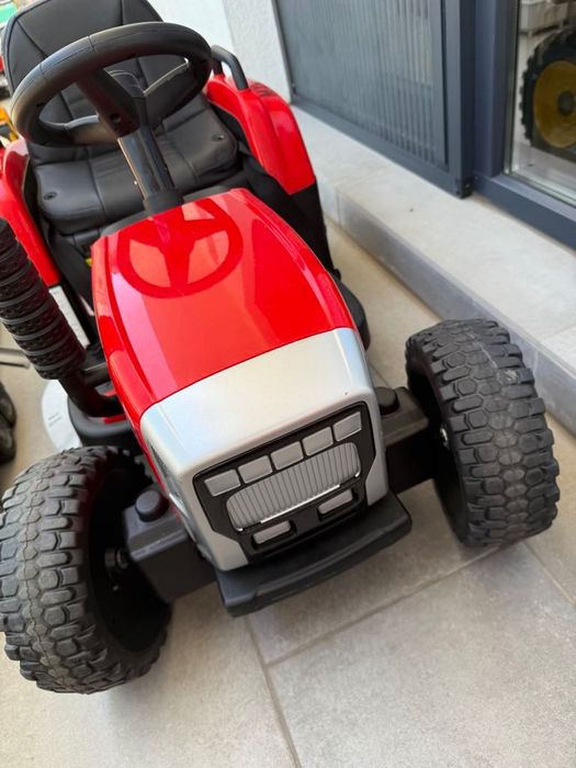 Tractoras de plimbat copiii, cu remorca