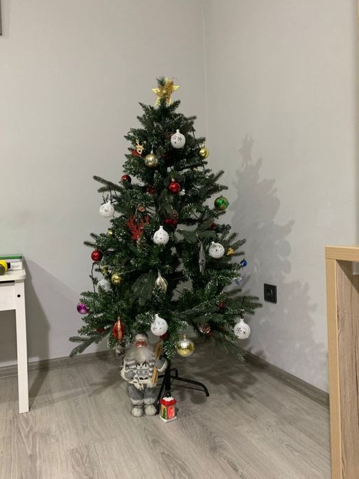 Ёлка премиум класса с шишками ягодами