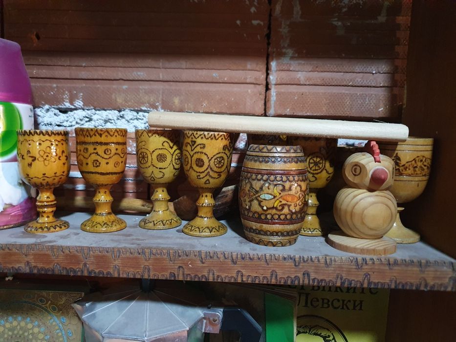 Статуетка дървени чашки нож битов