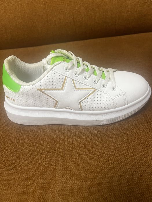 Adidasi Gas marimea 39 la pretul de 95 ron si Geaca Zara xl 100 ron