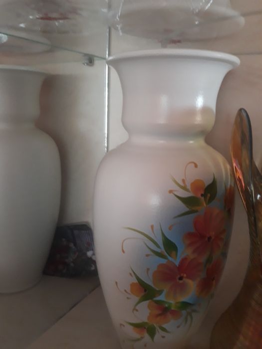 Продам вазы одна  керамическая новая вторая советская стеклянная