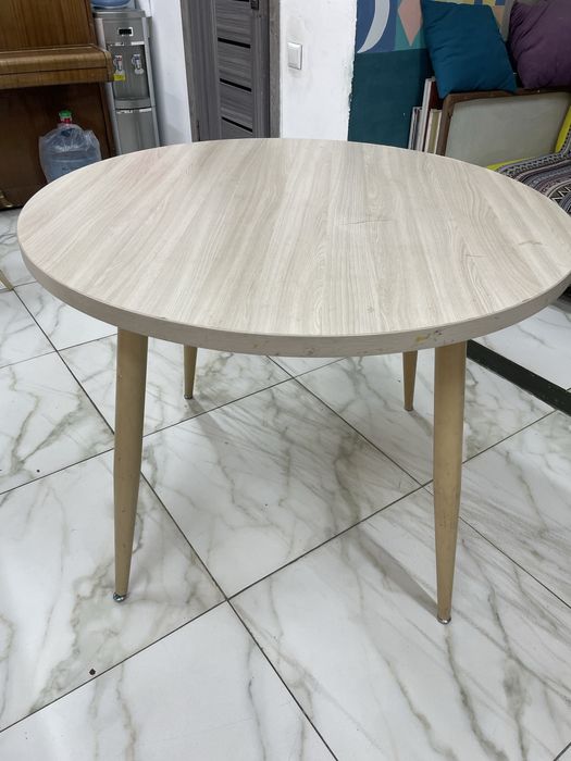 Круглый стол, в гостиную