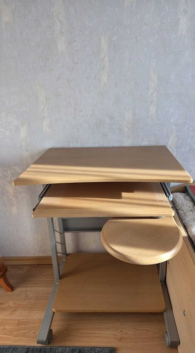 Помошна маса на колела ( тип бюро)!