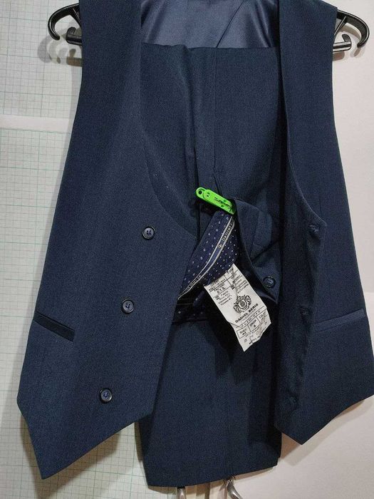 Почти новый костюм тройка на мальчика 44 размер, был надет 1 раз.