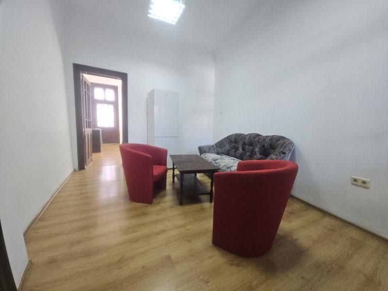 Дава се под наем Двустаен апартамент в Бургас, Център - 55 кв.м за 280.5 € - Снимка #2