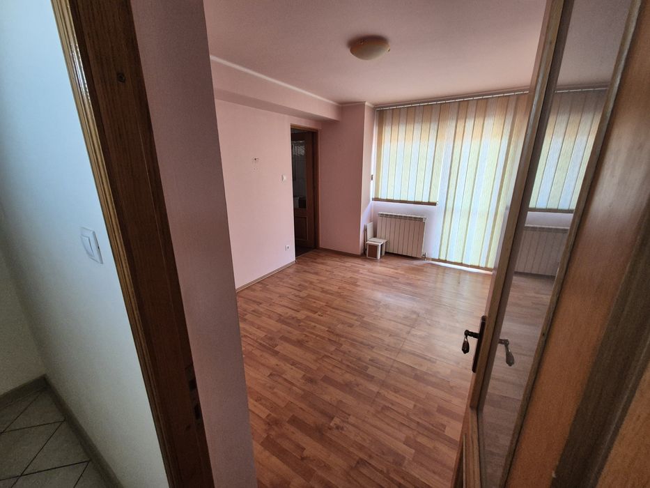 Închiriez casă cu etaj pentru activităţi comerciale, sediu firmă etc.