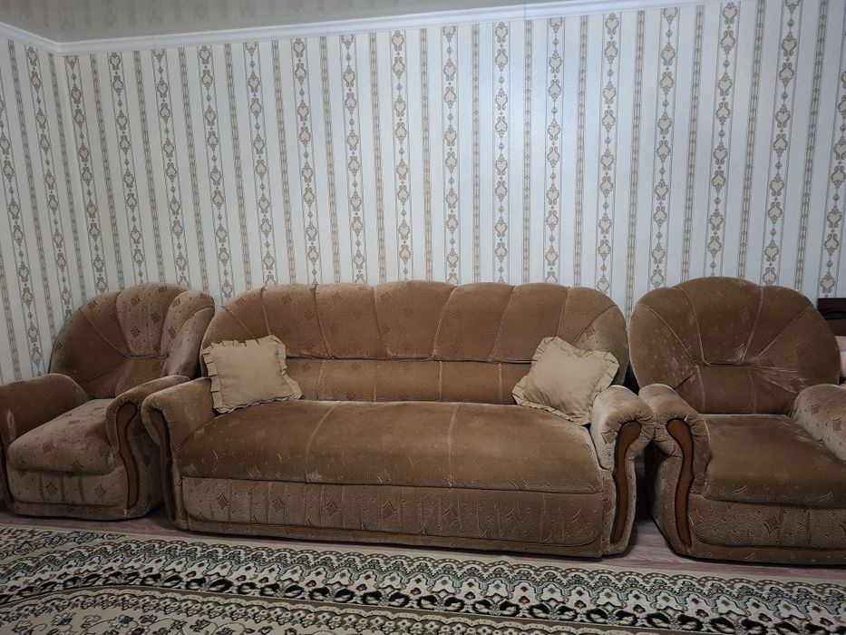 Продам диван с креслами