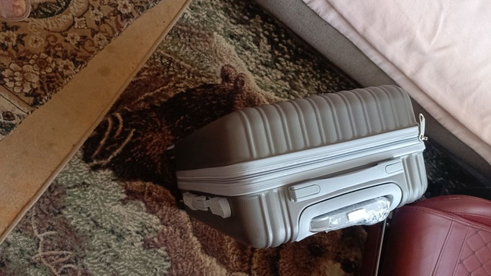 Продам чемодан новый