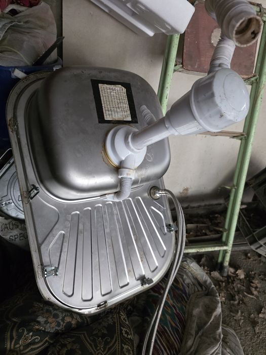 Мойка, смеситель и сифон в отличном состоянии.