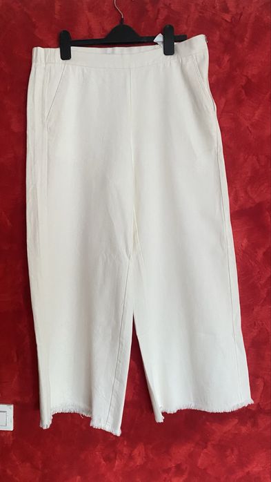 Pantaloni albi largi de la Zara
