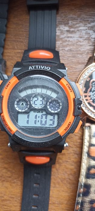 Часы по  3000 тенге