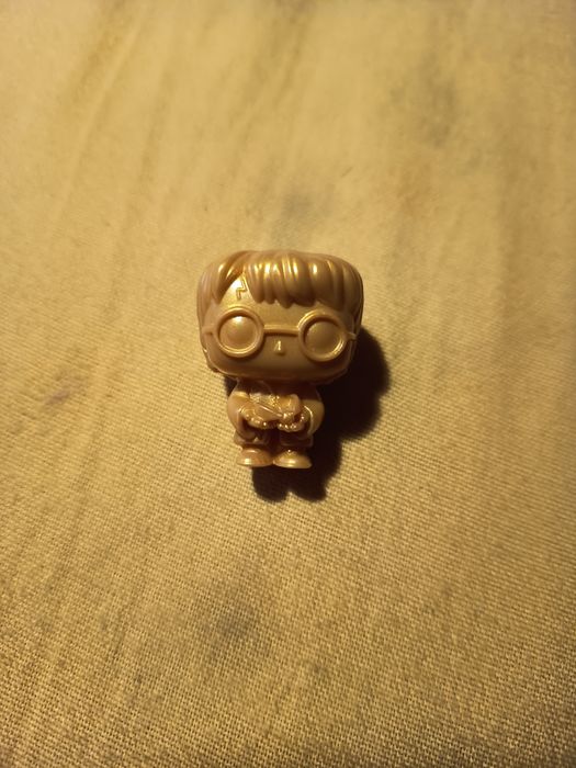 Kinder. Bueno.Harry potter de aur