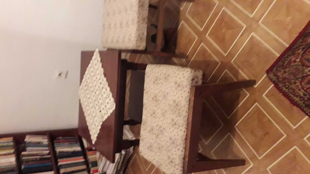 Квадратна масичка с две табуретки за детска стая