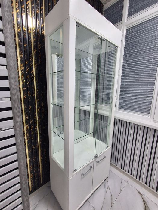 Стильный функциональный шкаф,витрина