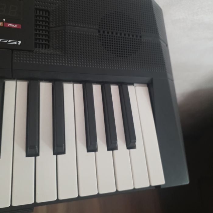 orgă electronică portabilă Yamaha PSR-F51 cu 61 de clape