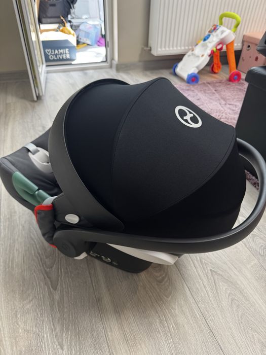 Vând Scoică auto Cybex Aton B2 i-Size + bază ISOFIX Cybex | scor ADAC 1.7 |