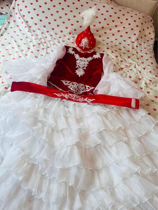 Нарядное платье для девочки с камзолом