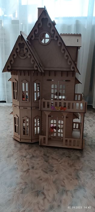 Продам деревянный кукольный домик