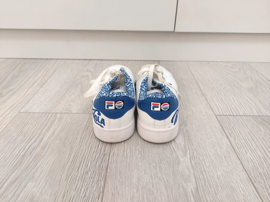 Белые спортивные кроссовки с синими элементами