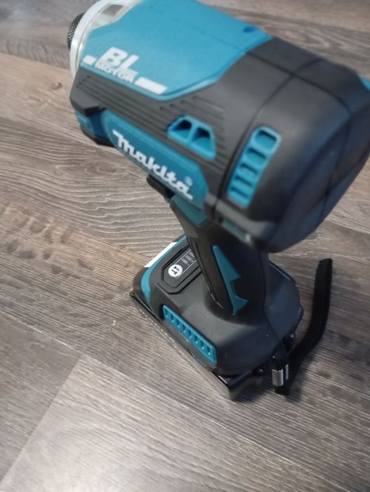 Autofiletanta impact Makita DTD 171 cu baterie de 6 A