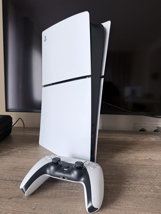Vand PS 5 stare perfecta 825 GB - abonament jocuri inclus