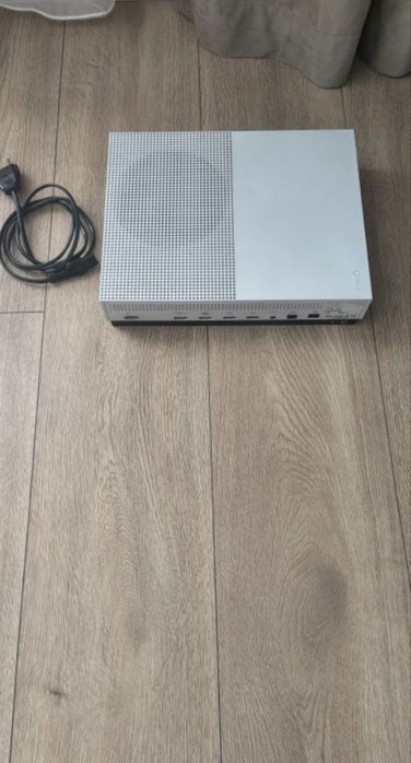 Vând Xbox one s 1 tb