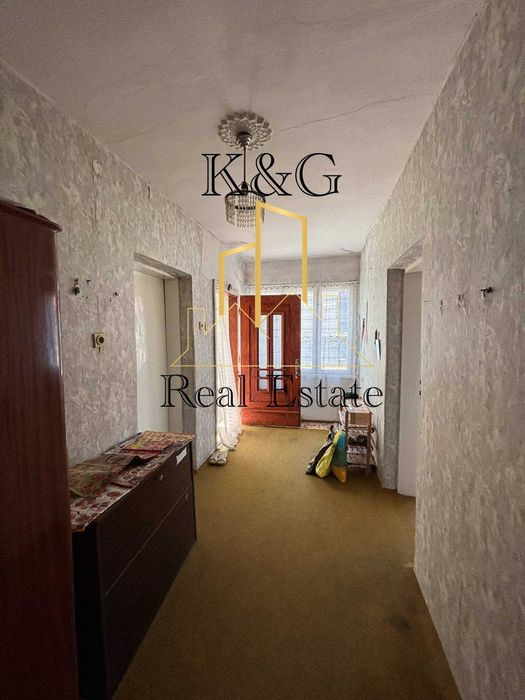 Двуетажна тухлена на гредоред къща в кв " Житница "