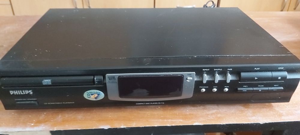 Vând CD player Philips 713