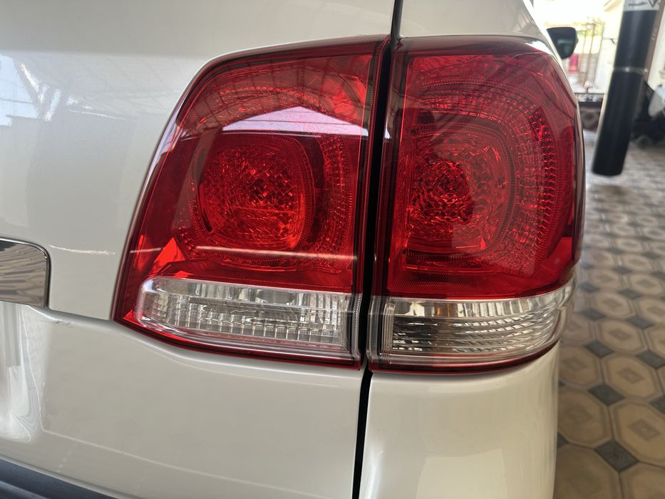 Задние фанари от крузака 200 от 2008  г в оригенал ценлые