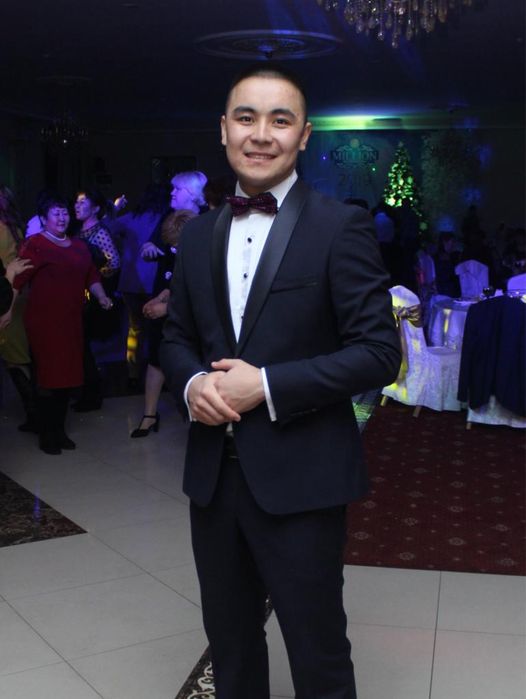 Ведущий на двух языках!