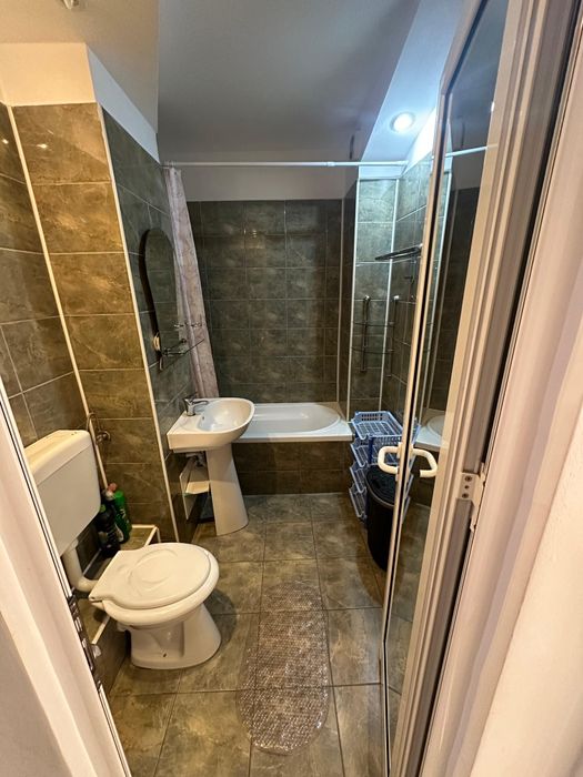 Apartament cu trei camere de inchiriat in cartierul Tudor.