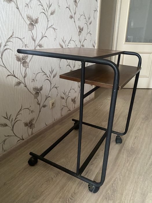 Продам столик на колесах б/у