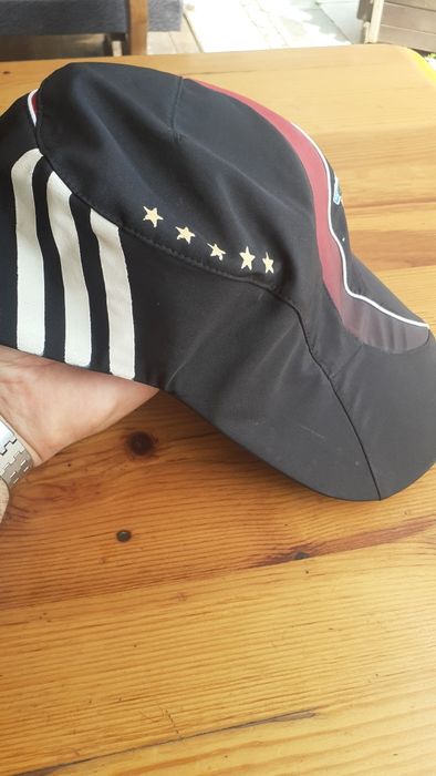 Шапки на Борусия, Ливърпул, Манчестър