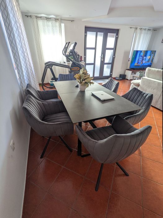 Masă extensibilă cu 6 scaune rotative