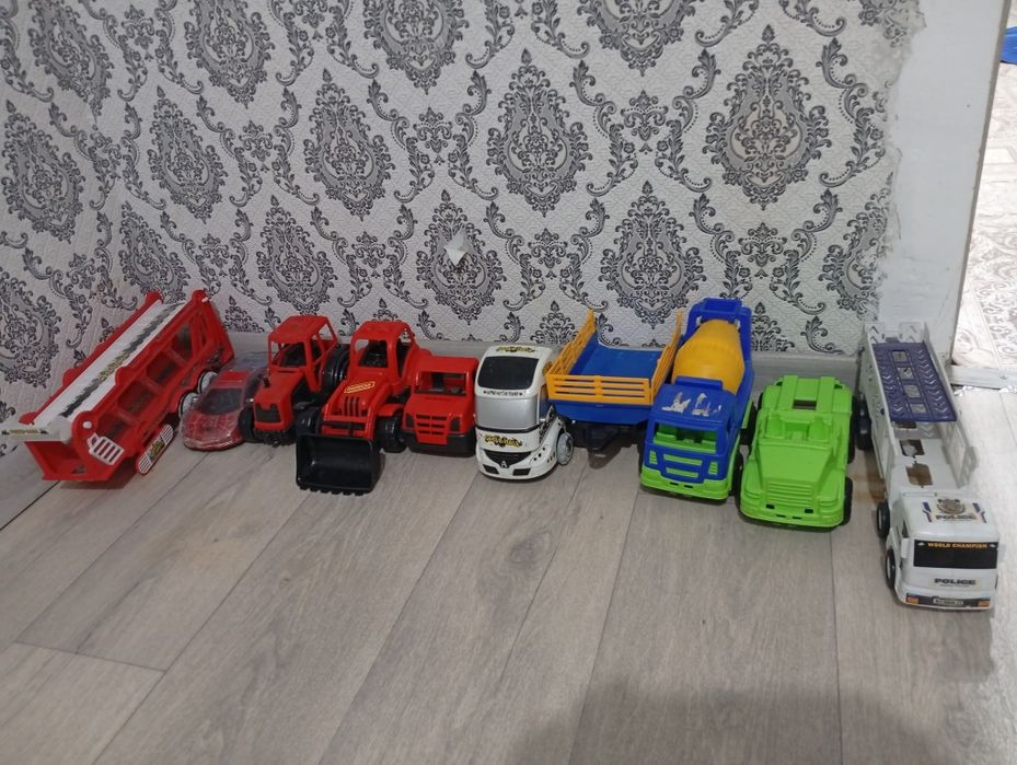Продам 8 шт большие машинки