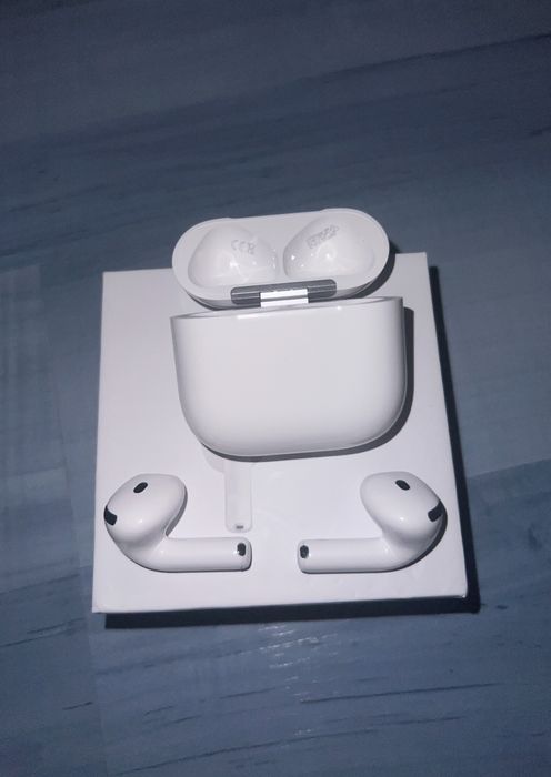 AirPods 4 cu Active Noise Cancellation
