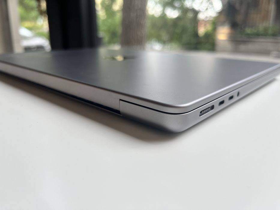 Macbook Pro A2442 14” M1 16GB RAM
