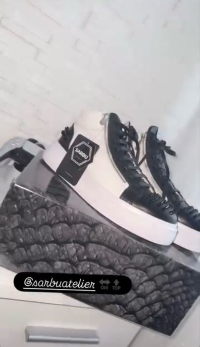 Adidasi sarbu ateriel facuti custom