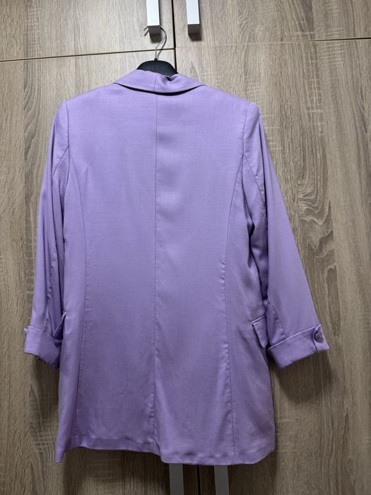 Лилаво сако за всеки повод