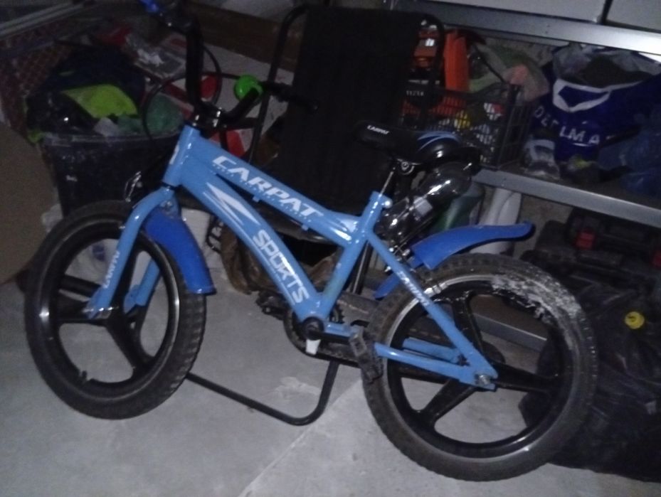Bicicleta albastra, cadru metalic, buna pentru copii de 8-12 ani. Se vinde cu predare personala. Trimit in tara doar cu plata in avans