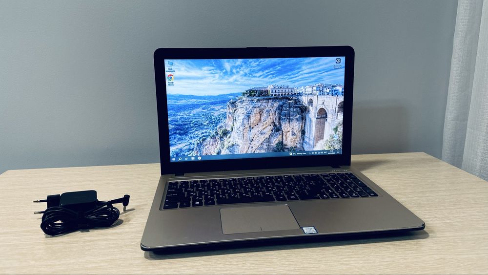 Ноутбук ASUS Core i3/8GB/256GB SSD