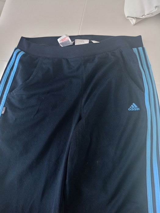 Vând treining damă Adidas produs de calitate superioara mărimea,bluza M, pantalonii XL.