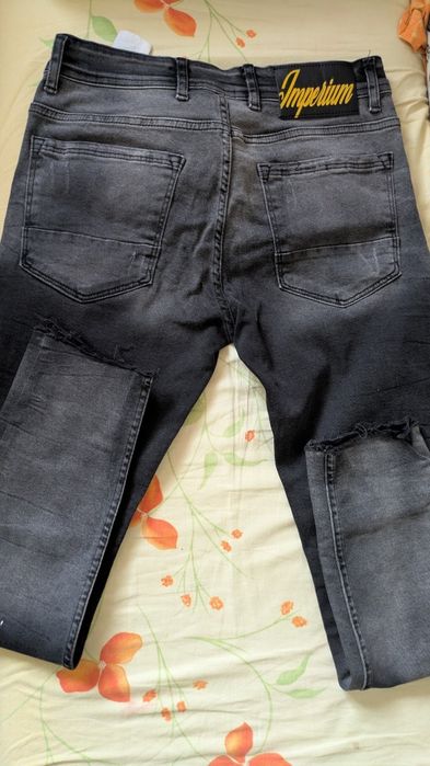 Blugi cu model rupți s