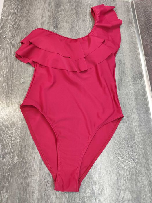 Елегантен цял бански с едно рамо и двойни къдри