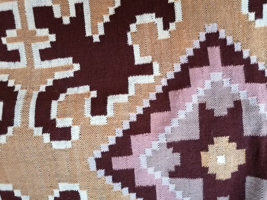 Cuvertura(țol) tradițională din Ardeal. Este din lana, tesut  in casa,