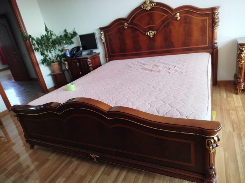 Продам спальный гарнитур