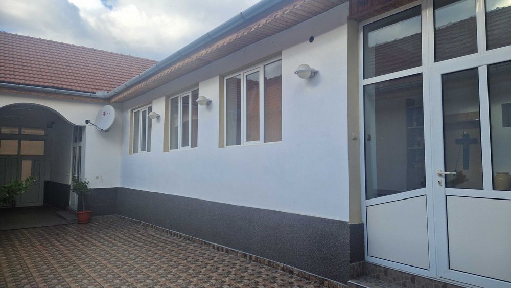 Casă complet renovată, grădină și curte mare  .
