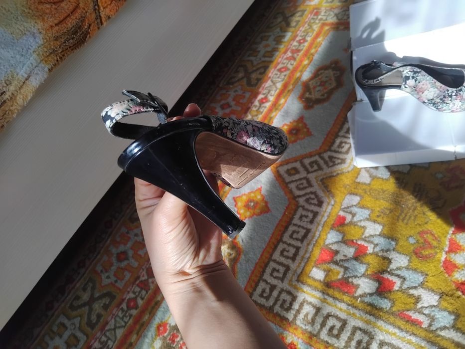 Продам босоножки