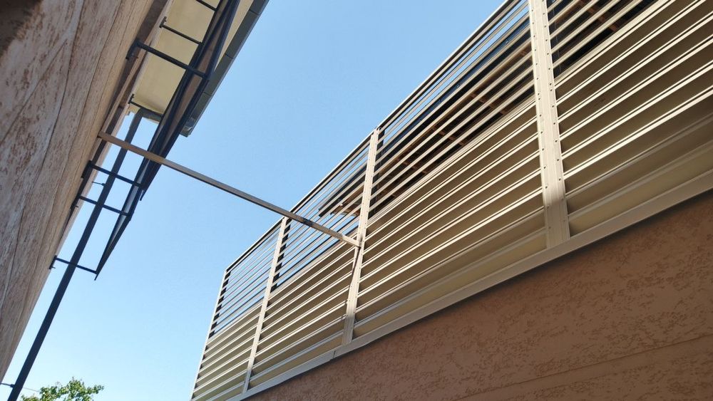 Заборы жалюзи крассивая