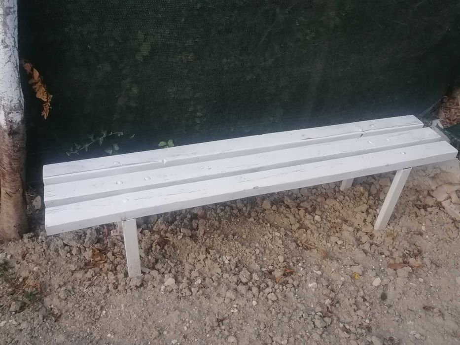 Продавам пейка от дърво бук и железни пеобразни крака.